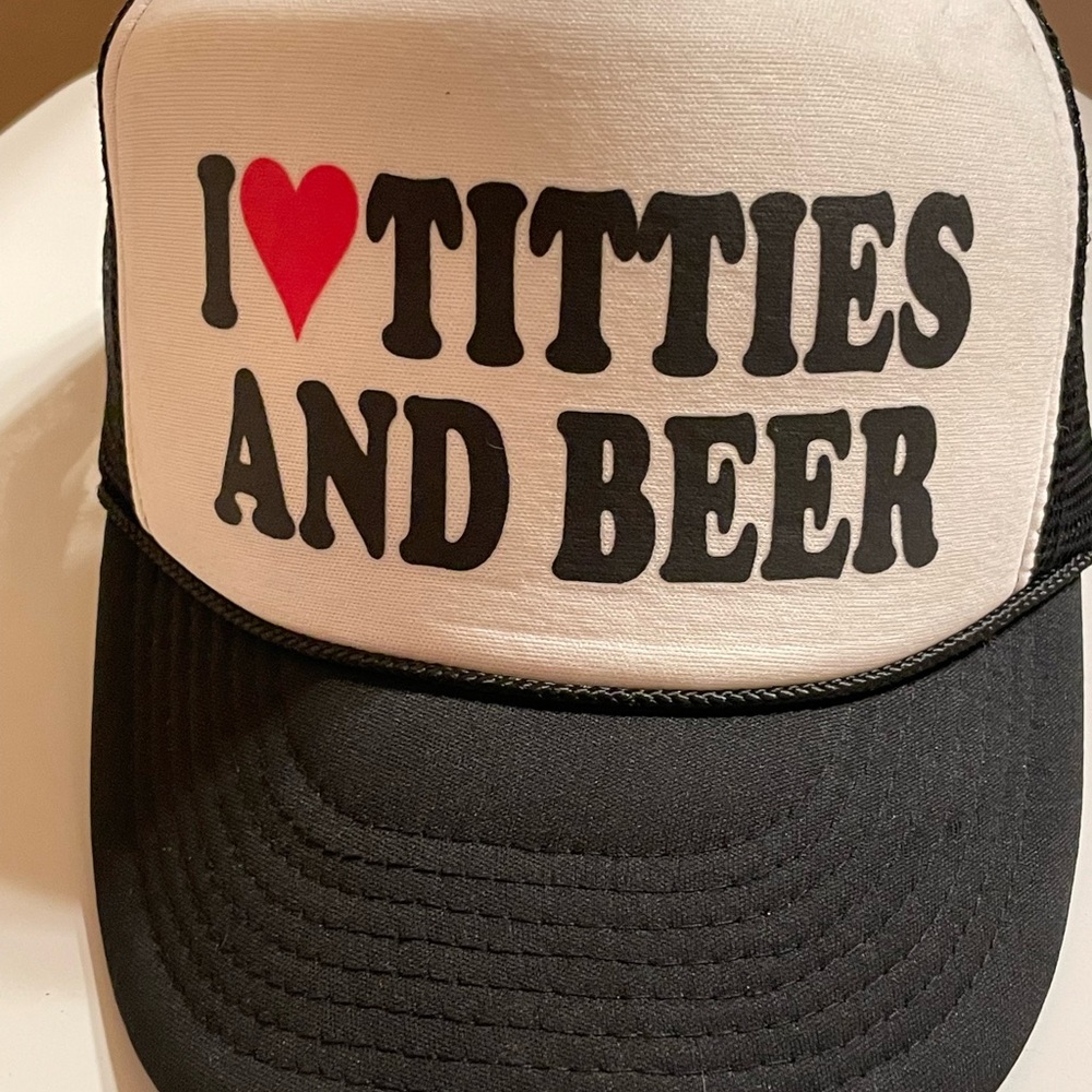 Trucker hat (one size fits most ) only been worn once. It’s in good condition.